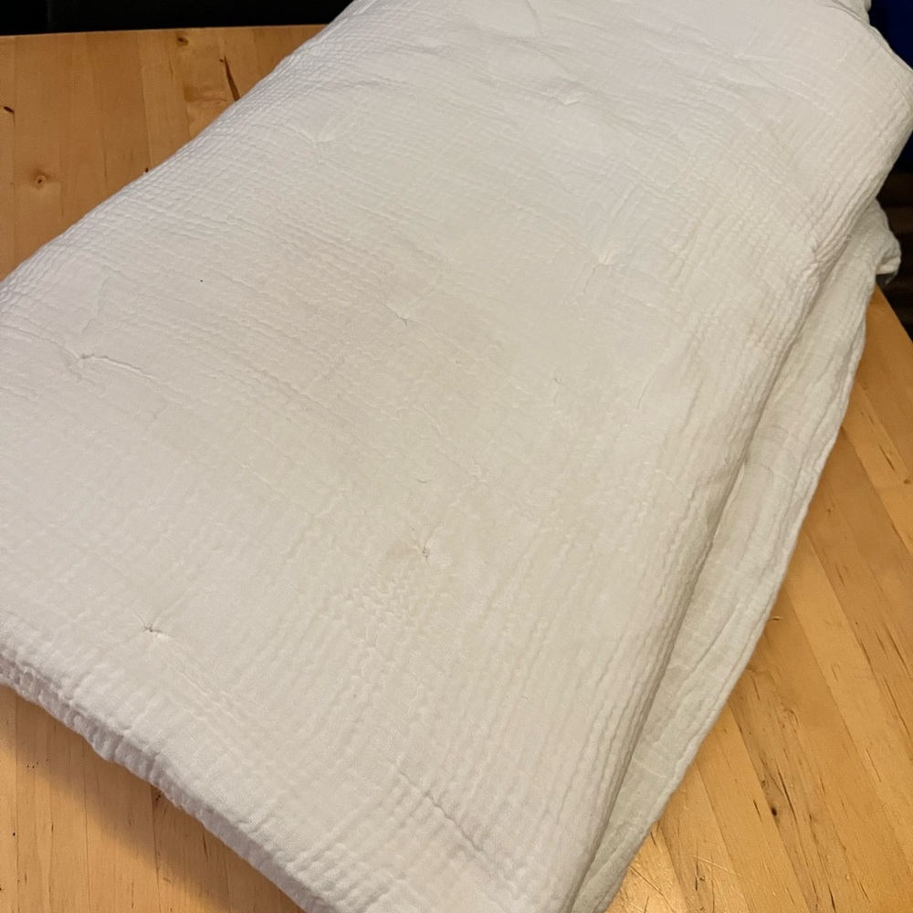 Elegant White Queen quilt